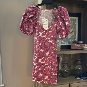 NWT. Never worn. Zara Pink Floral Puff-Sleeve Mini Dress